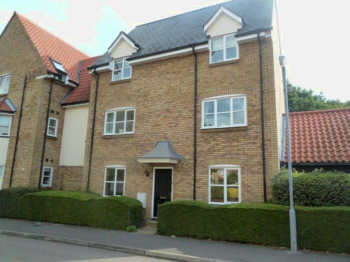 2 Bedroom Flat To Rent In Bramble Tye, Laindon, Basildon, SS15