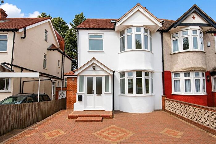 3 Bedroom Flat To Rent In Great West Road, Isleworth, TW7