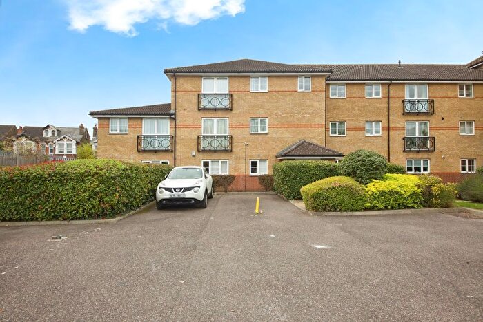 2 Bedroom Flat For Sale In South Street, Romford, RM1