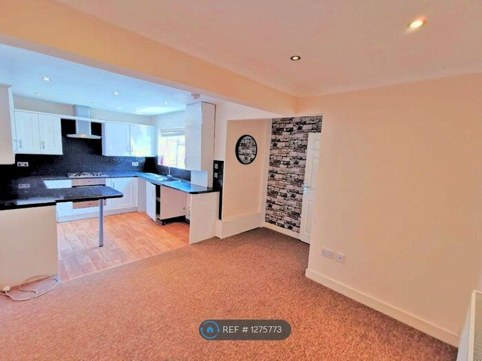 2 Bedroom Flat To Rent In Pottery Road, Oldbury B68