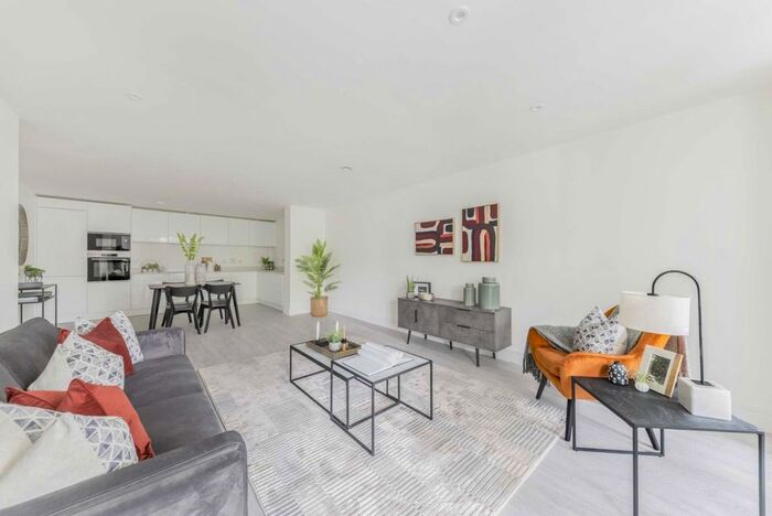 2 Bedroom Flat To Rent In Chiswick High Road, London, W4