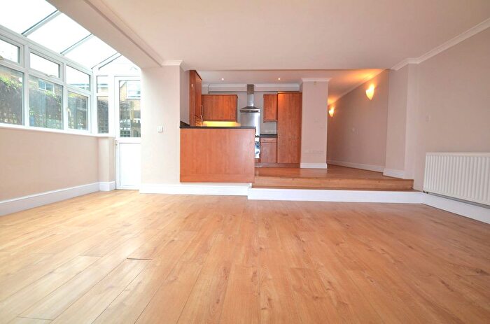2 Bedroom Flat To Rent In Beulah Hill, Crystal Palace, SE19