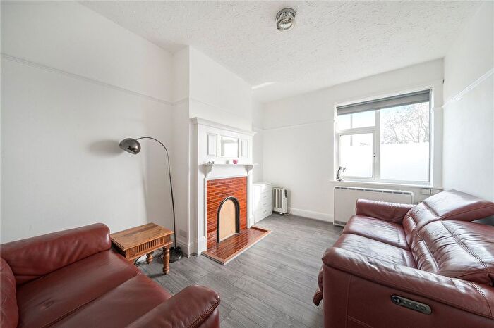 2 Bedroom Flat To Rent In Hale Lane, Mill Hill, London, NW7