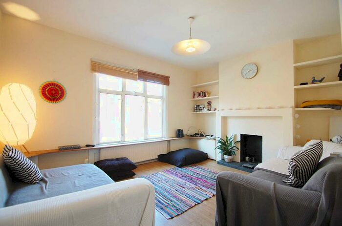4 Bedroom Flat To Rent In Battersea Rise, Battersea, London, SW11