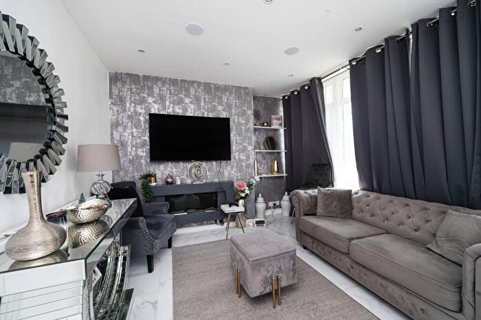 3 Bedroom Maisonette For Sale In Tomlinson Close, Bethnal Green, London, E2