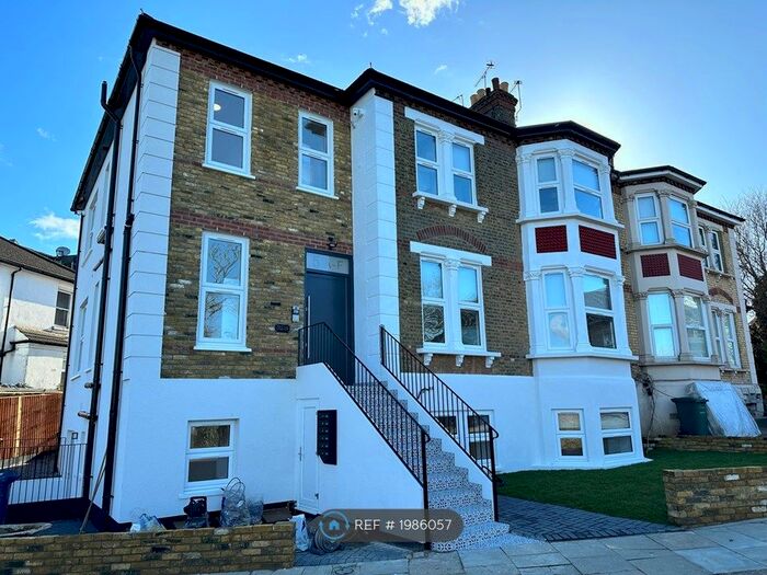 2 Bedroom Flat To Rent In Sunningfields Crescent, London, NW4