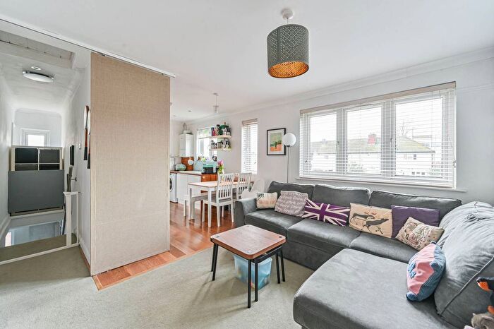 2 Bedroom Maisonette For Sale In Effingham Road, Waddon, Croydon, CR0