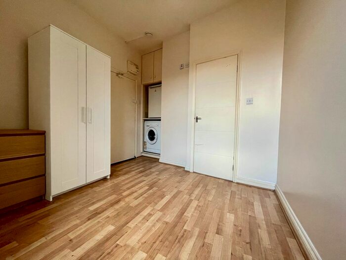 Studio To Rent In Garratt Lane, London, SW18