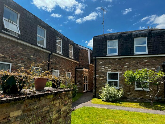 2 Bedroom Flat To Rent In Mansard Close, Tring, HP23