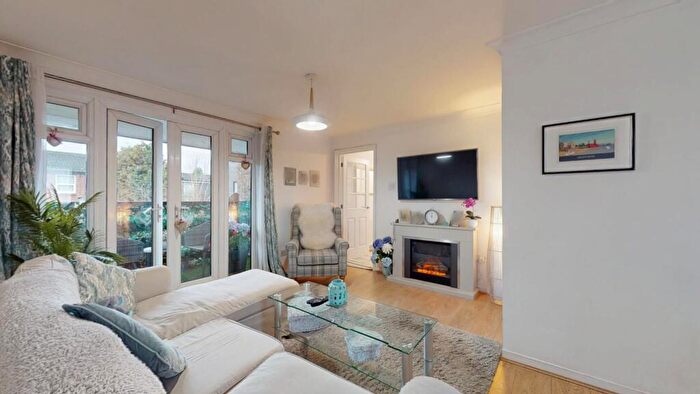 1 Bedroom Flat For Sale In The Hollies, Gravesend, DA12