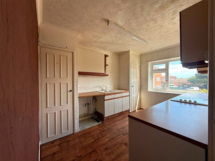 2 Bedroom Maisonette For Sale In Market Avenue, Wickford, Essex, SS12