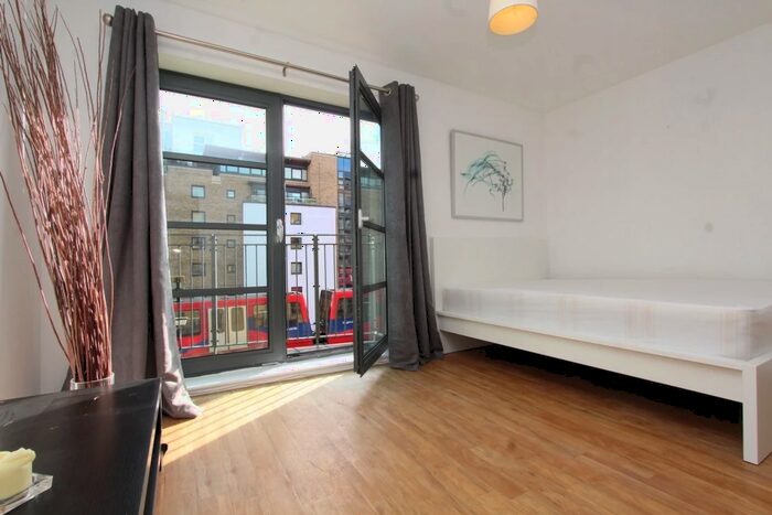 1 Bedroom House To Rent In Commercial Road, London, E14