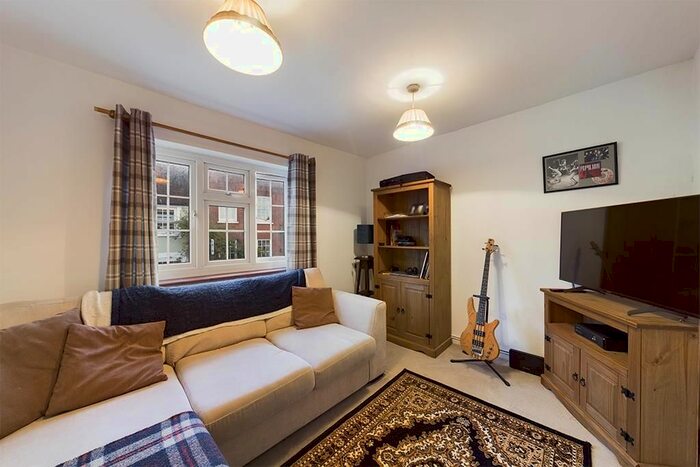 2 Bedroom Maisonette To Rent In High Street, Botley, Southampton, SO30