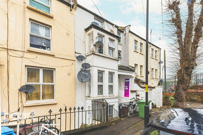 2 Bedroom Flat To Rent In Rye Hill Park, London, SE15