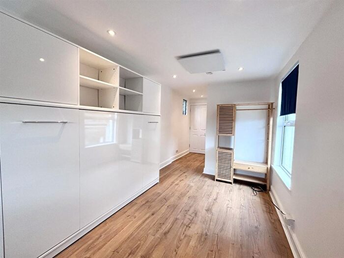 Studio To Rent In Kilburn Lane, London, W10