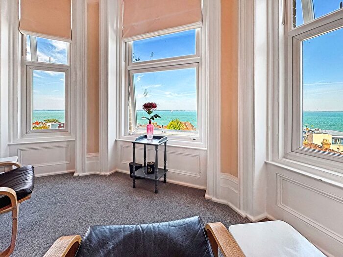 3 Bedroom Flat For Sale In Cliff Road, Thorness House, PO31