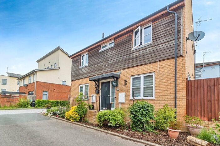 3 Bedroom Link Detached House For Sale In Flexerne Crescent, Ashland, Milton Keynes, Buckinghamshire, MK6