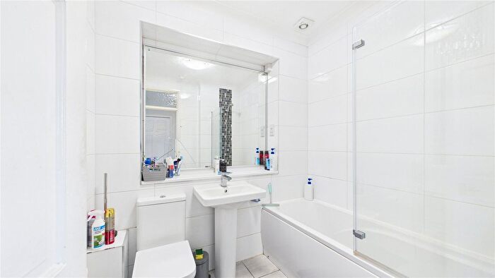 3 Bedroom Flat For Sale In Watchetts Road, Camberley, Surrey, GU15