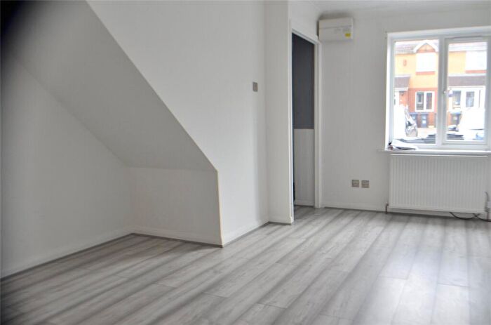 2 Bedroom Terraced House To Rent In Kelvin Gardens, Croydon, CR0