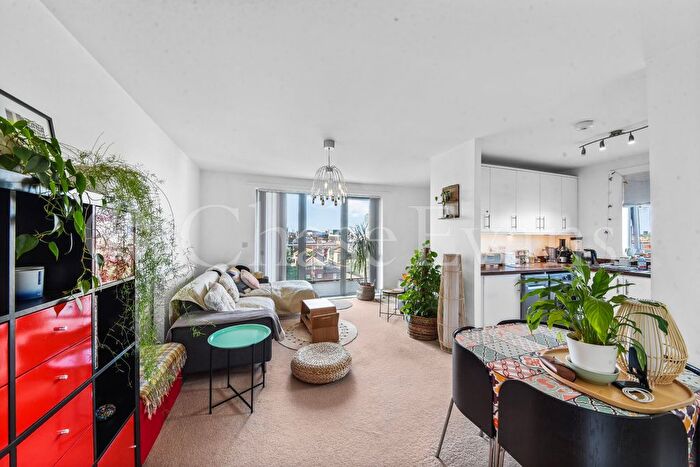 3 Bedroom Flat For Sale In Harrison House, Martineau Square, Aldgate, London, E1