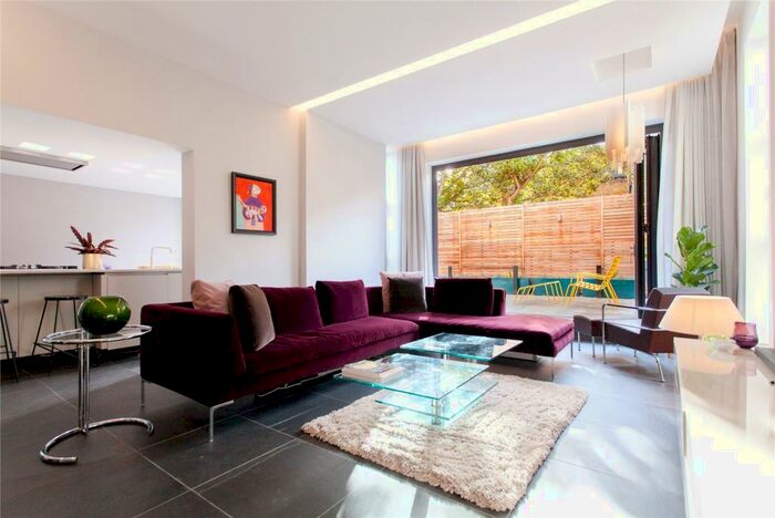 3 Bedroom Maisonette To Rent In Upper Street, Islington, London, N1