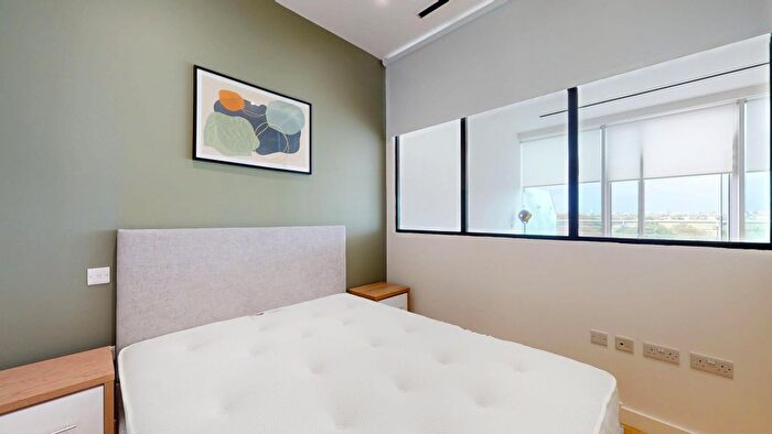 1 Bedroom Flat To Rent In Great West Road, Brentford, TW8