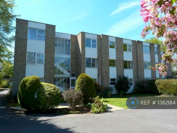 1 Bedroom Flat To Rent In Woodview Court, Weybridge, KT13