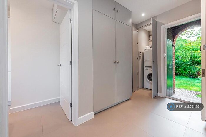1 Bedroom Flat To Rent In Midholm Close, London, NW11