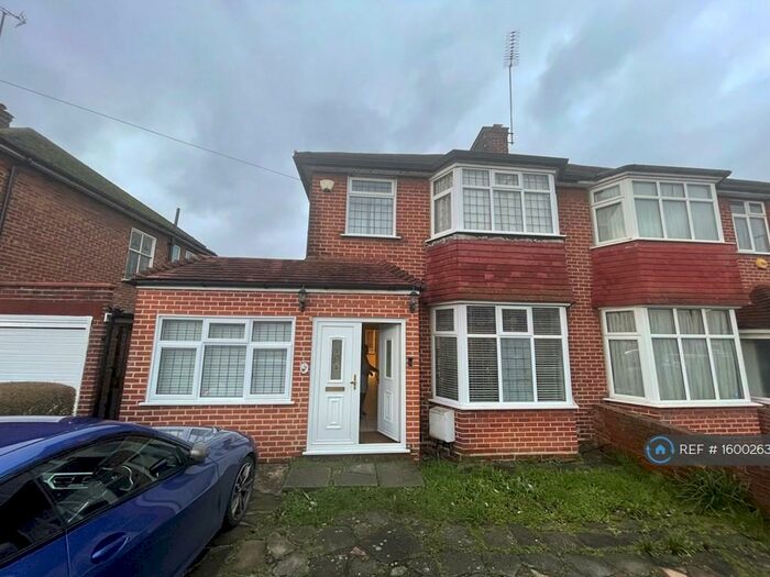 3 Bedroom Semi-Detached House To Rent In The Vale, London, N14