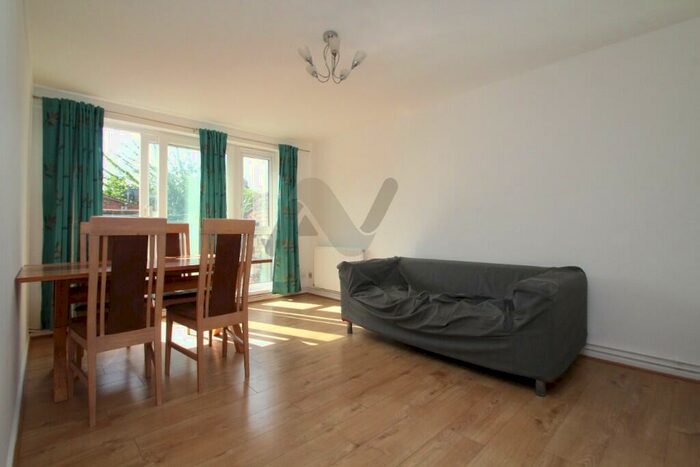 2 Bedroom Maisonette To Rent In Bolton Walk, London, N7