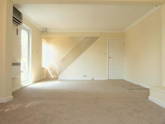 1 Bedroom Flat To Rent In Barrack Rd, Guildford, GU2