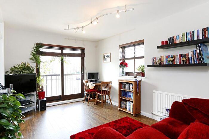 1 Bedroom Flat To Rent In Ram Passage, Kingston Upon Thames, KT1