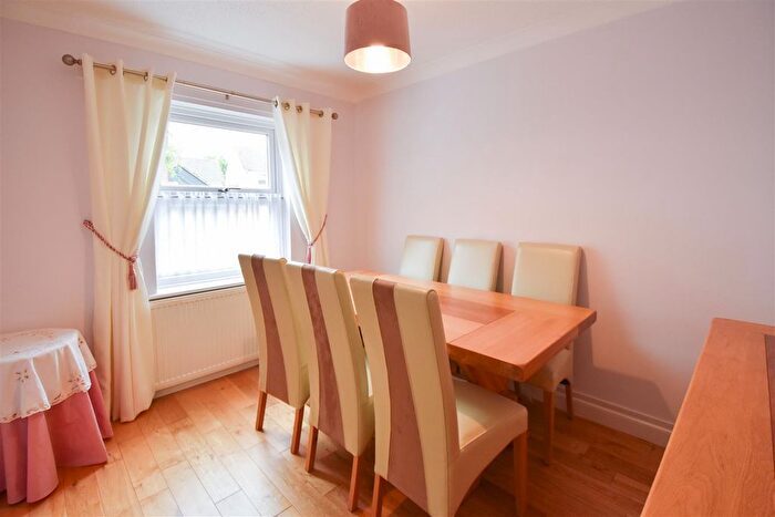 4 Bedroom Detached House For Sale In Moorescroft, Kelvedon Hatch, Brentwood, CM15