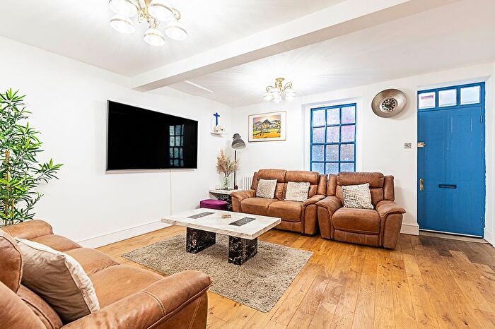 4 Bedroom Town House To Rent In Artillery Passage, London, E1