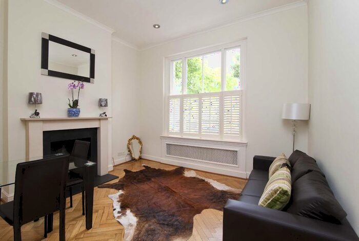 2 Bedroom Flat To Rent In Kempsford Gardens, London, SW5