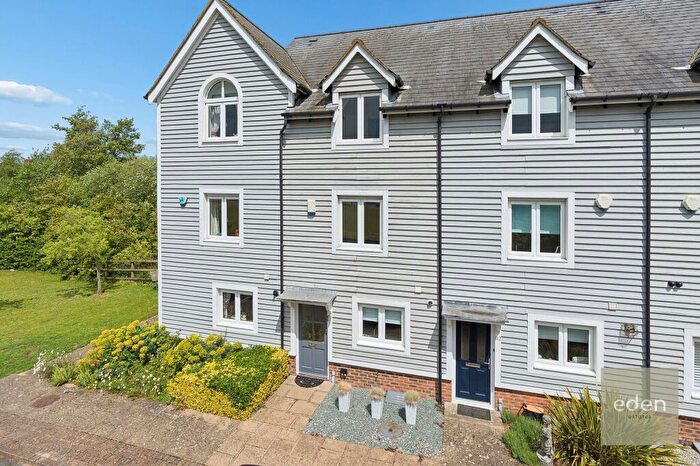 4 Bedroom House For Sale In The Lakes, Larkfield, ME20