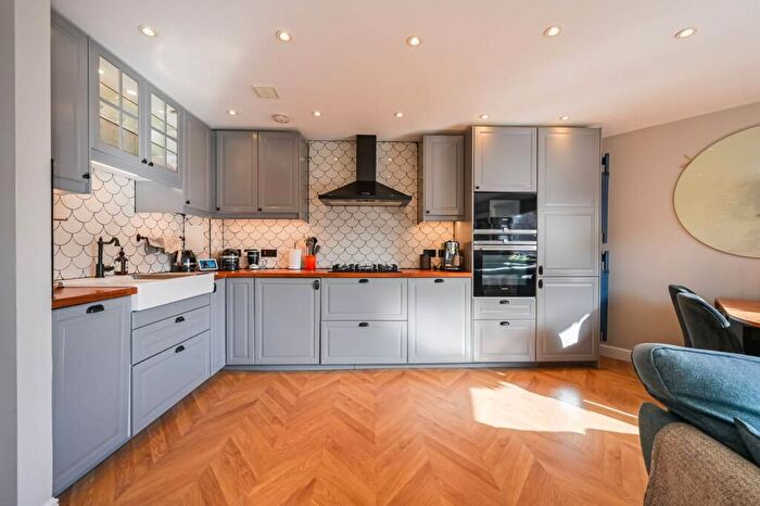 2 Bedroom Flat For Sale In Benwell Road, Islington, London, N7