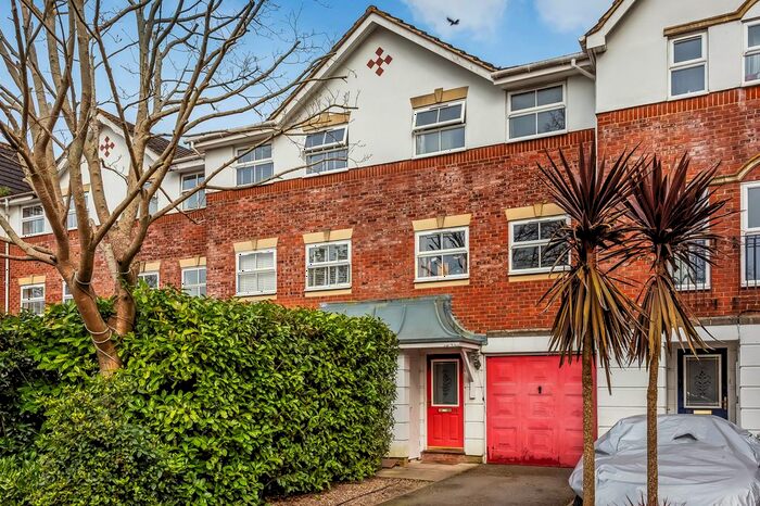 3 Bedroom Property To Rent In Grosvenor Mews, Prices Lane, Reigate, RH2