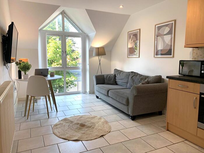 2 Bedroom Flat To Rent In Bed Student Property, LN1