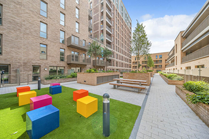 3 Bedroom Apartment To Rent In Bed Duplex, Roe, Softwood House In Anchors Point, E16