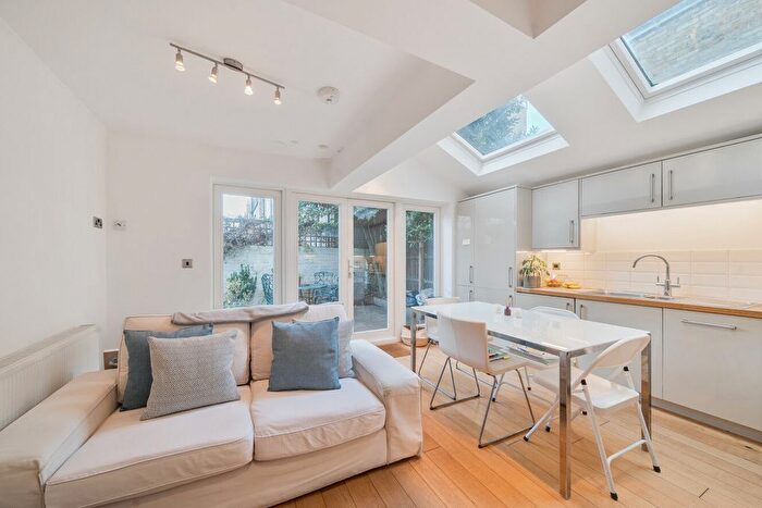 2 Bedroom Flat For Sale In Waldemar Avenue, London, Fulham, SW6