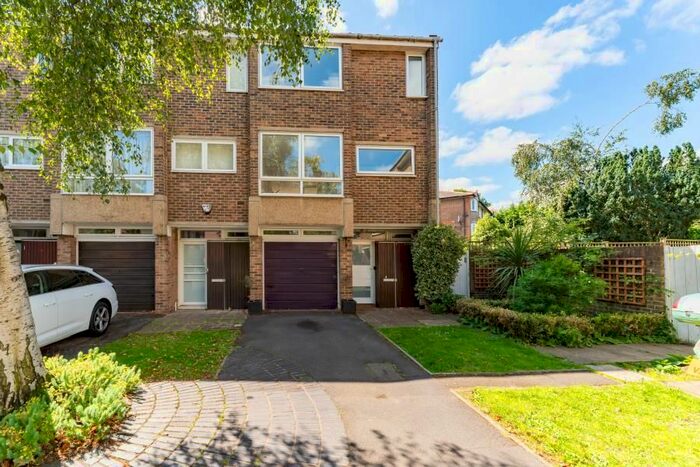 3 Bedroom Property To Rent In Deena Close, Queens Drive, London, W3