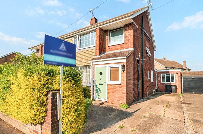 5 Bedroom Semi Detached House For Sale In Dalling Drive, Houghton Regis, Dunstable, LU5