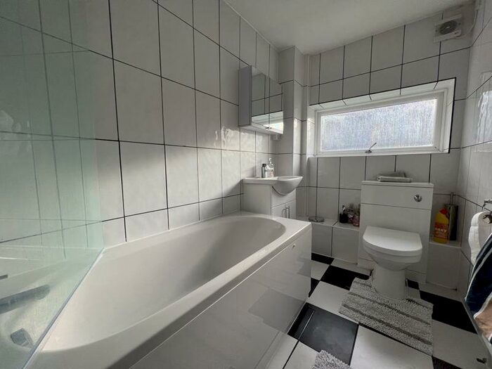 2 Bedroom Apartment To Rent In Elm Road, Leigh-On-Sea, SS9