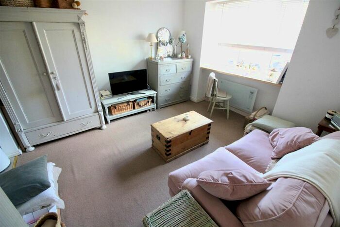 1 Bedroom Flat To Rent In Heathcote Road, Twickenham, TW1