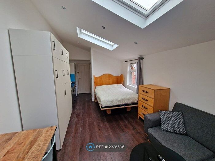 Studio To Rent In Frobisher Road, London, N8