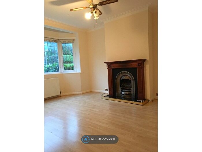 2 Bedroom Flat To Rent In York Way, London, N20