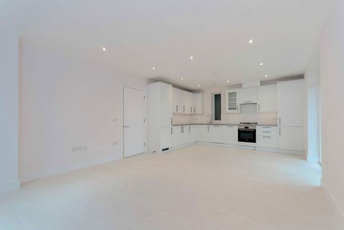 2 Bedroom Flat To Rent In Downsview Road, Upper Norwood, London, SE19