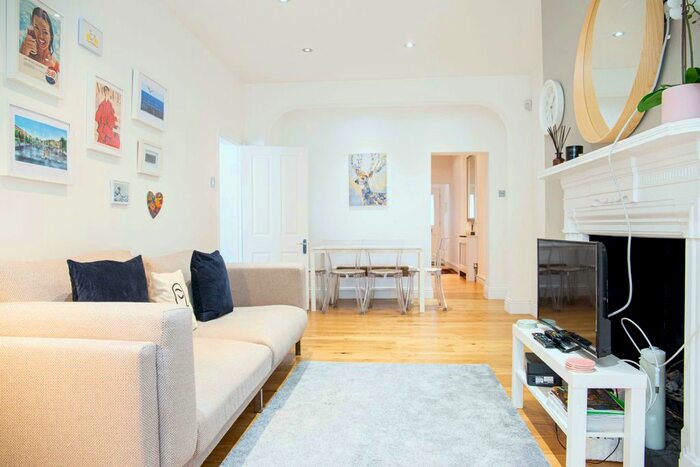 2 Bedroom Flat To Rent In Redcliffe Gardens, London SW10