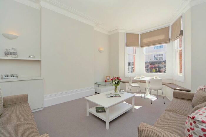 2 Bedroom Flat To Rent In Elmar Court, Fulham, London, SW6